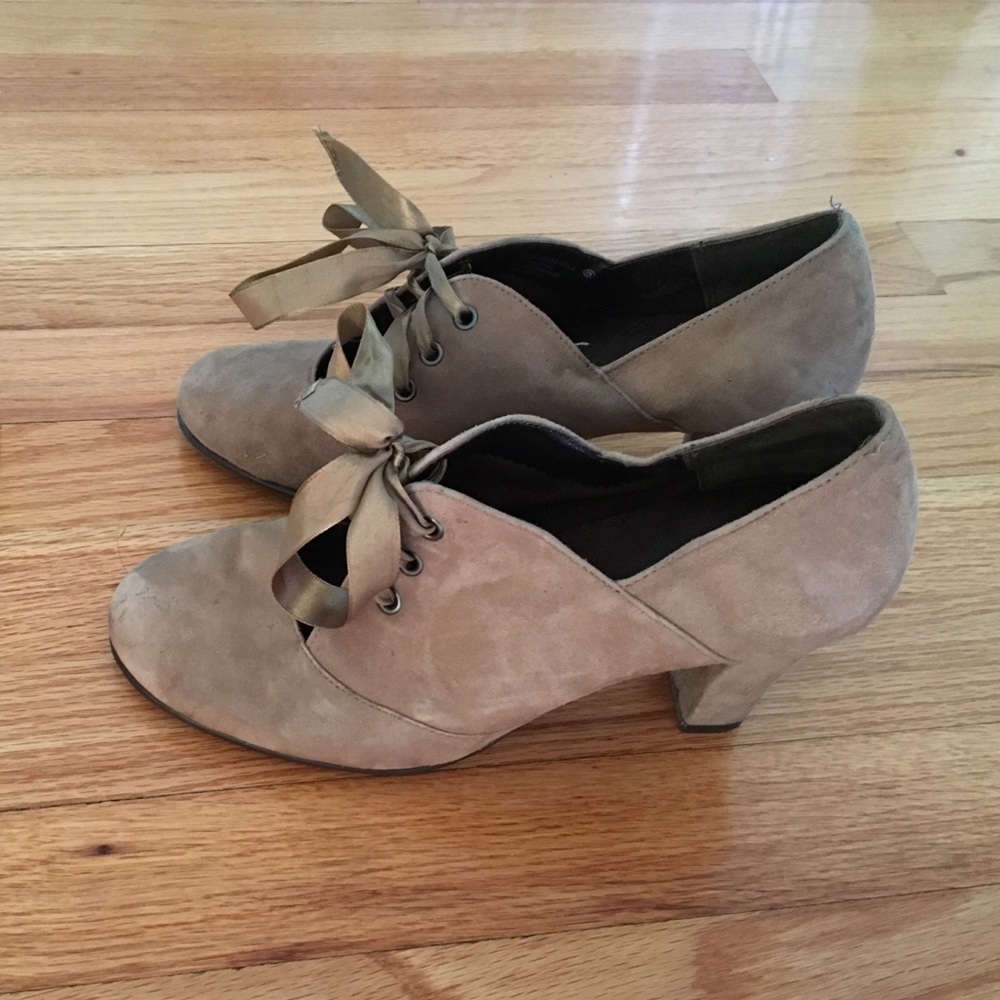 Aerosoles taupe heels w/satin lacing